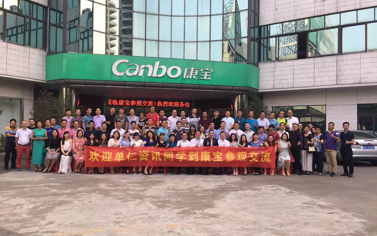 單仁學(xué)員及大鐵數(shù)控和康寶銷售經(jīng)理合照