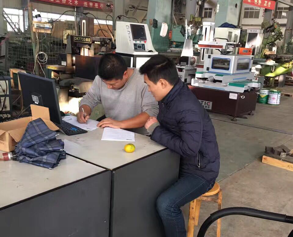 大鐵與線切割客戶現場簽合同