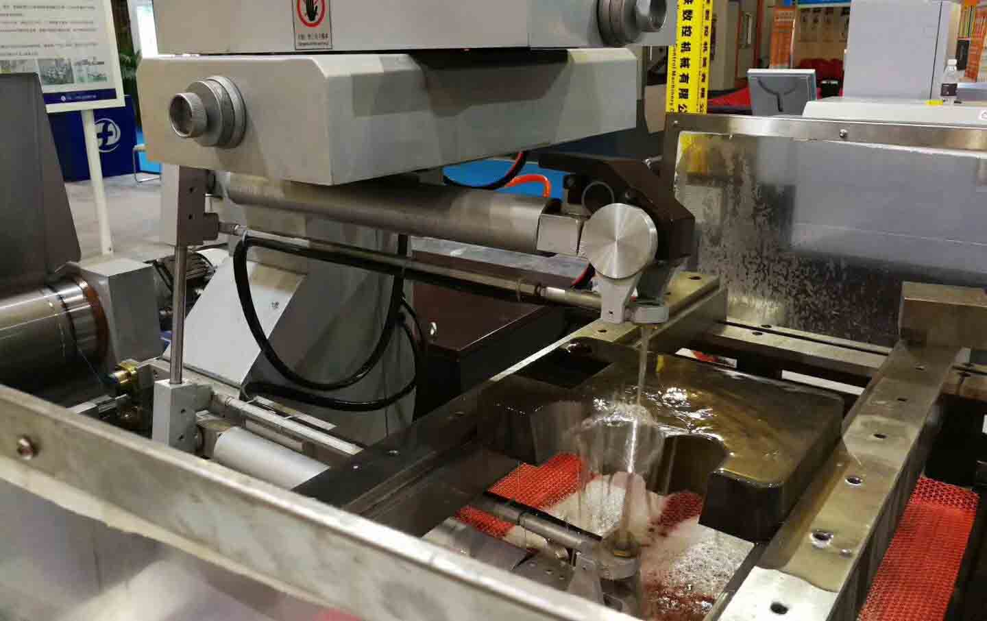 廣東大鐵東莞模具制造機械展全伺服閉環大錐度中走絲