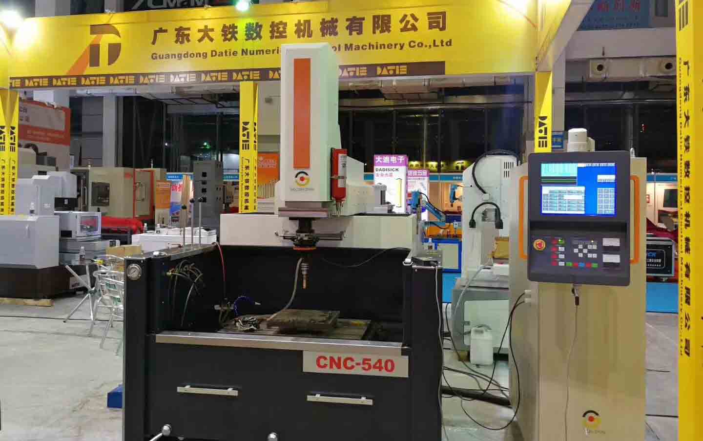 廣東大鐵東莞模具制造機械展現場鏡面火花機照片