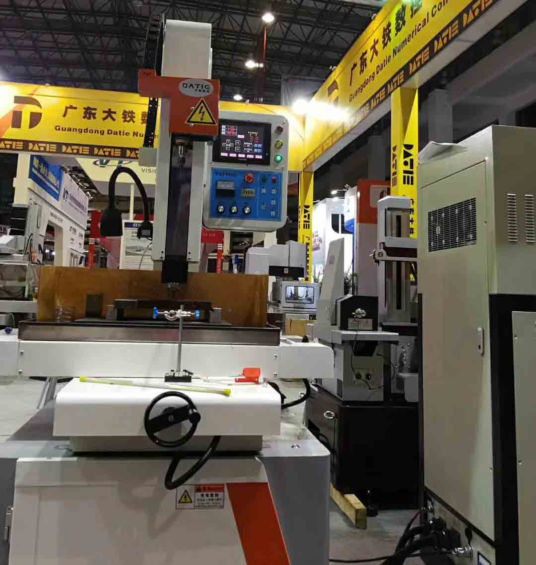 廣東大鐵東莞模具制造機械展現場穿孔機照片